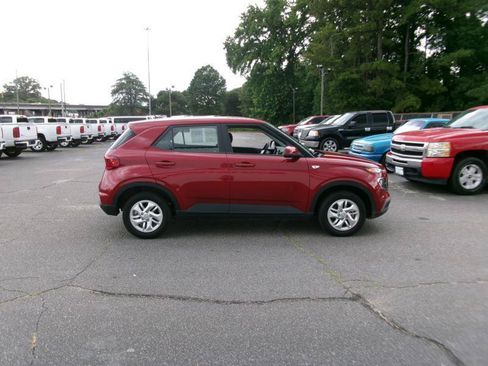Used 2024 Hyundai Venue SE FWD image 5
