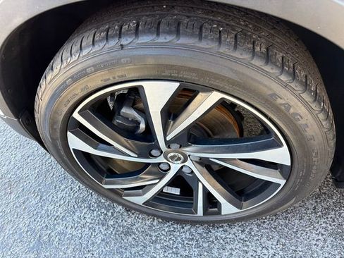 Used 2020 Volvo XC40 T4 R-Design image 3