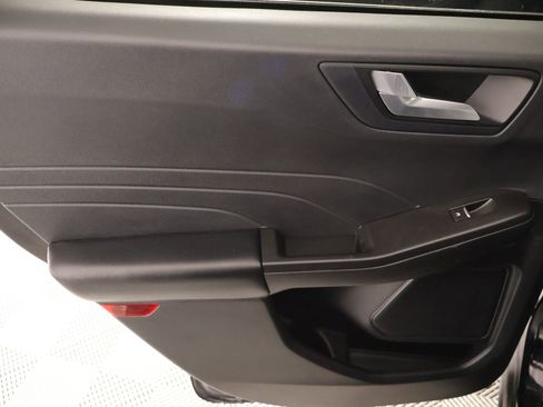 Used 2021 Ford Escape SE w/ SE Sport Appearance Package image 16