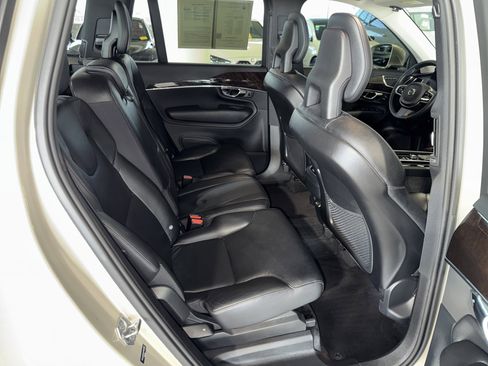 Used 2017 Volvo XC90 T6 Momentum w/ Vision Package image 12