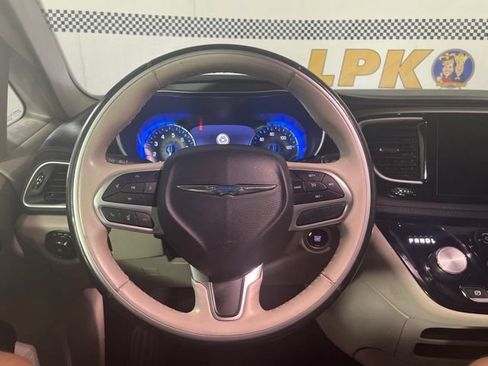 Used 2020 Chrysler Pacifica Limited FWD image 14