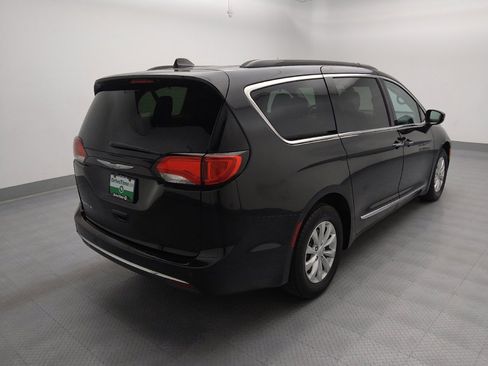 Used 2017 Chrysler Pacifica Touring-L FWD image 9