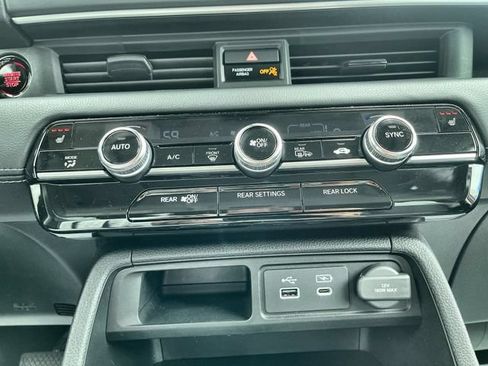 Used 2025 Honda Pilot Touring image 17