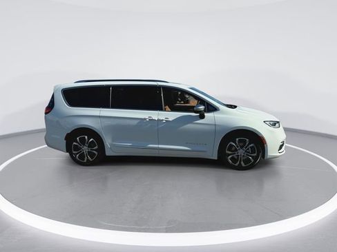New 2026 Chrysler Pacifica Pinnacle image 9