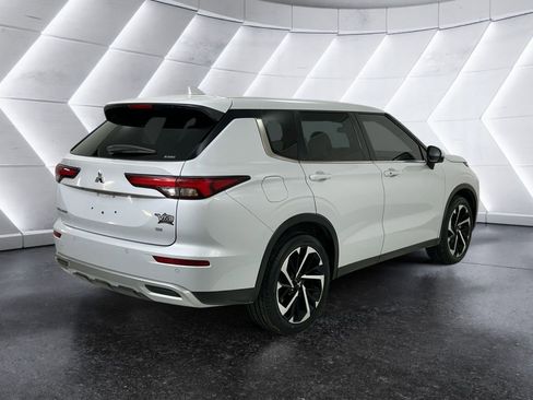 Used 2023 Mitsubishi Outlander SE image 4