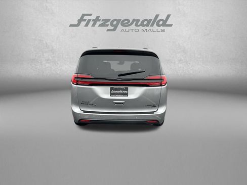 Used 2021 Chrysler Pacifica Limited w/ S Appearance Package image 6