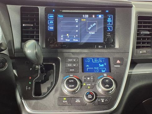 Used 2017 Toyota Sienna SE Premium FWD image 20