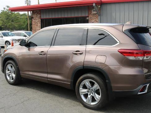 Used 2019 Toyota Highlander Limited FWD image 3