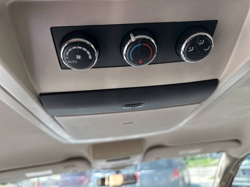 Used 2015 Chrysler Town & Country Touring w/ Driver Convenience Group FWD image 14