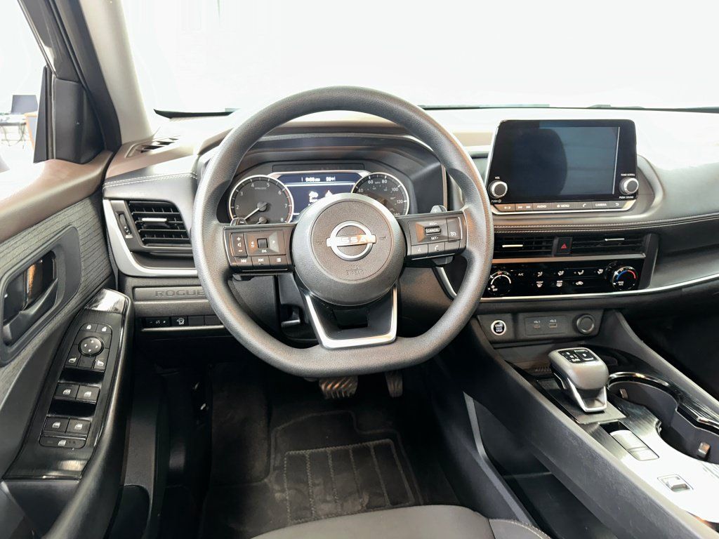 Used 2023 Nissan Rogue S FWD image 2