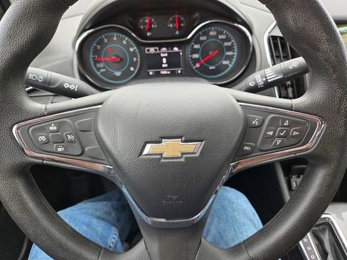 Used 2017 Chevrolet Cruze LT w/ Convenience Package image 26