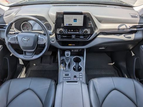 Used 2025 Toyota Highlander XLE AWD/4WD image 16