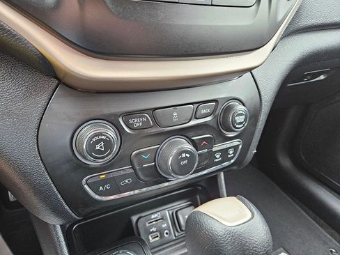 Used 2016 Jeep Cherokee Latitude AWD/4WD image 21