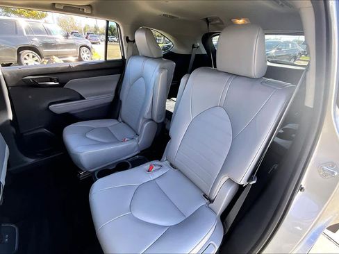 Used 2022 Toyota Highlander XLE image 18