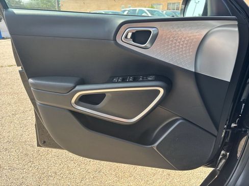 Used 2025 Kia Soul LX w/ LX Technology Package FWD image 18