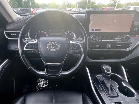 Used 2023 Toyota Highlander XLE AWD/4WD image 5