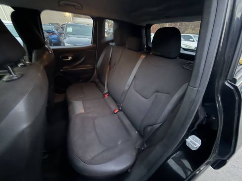 Used 2018 Jeep Renegade Altitude FWD image 9