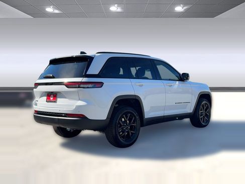 New 2025 Jeep Grand Cherokee Laredo image 9