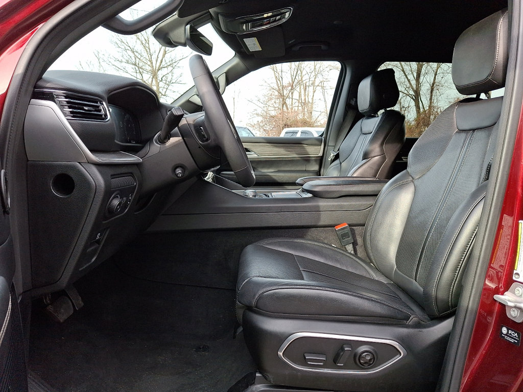 Used 2024 Jeep Wagoneer L Series II w/ Flexible Seating Group AWD/4WD image 20