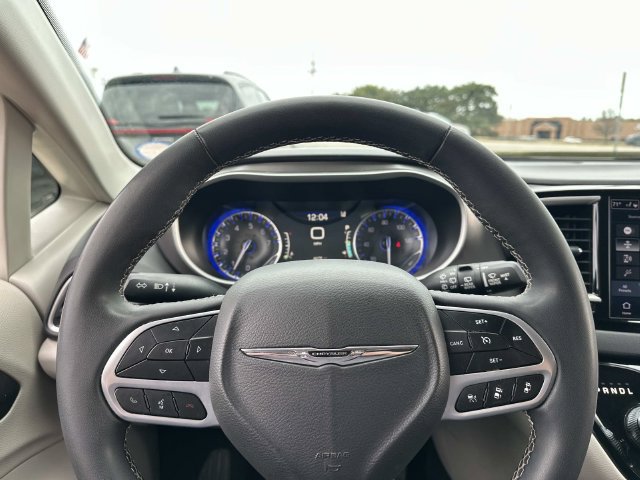 Used 2024 Chrysler Pacifica Touring-L FWD image 22