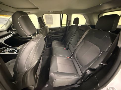 Used 2023 Jeep Grand Cherokee Laredo w/ Luxury Tech Group I AWD/4WD image 18