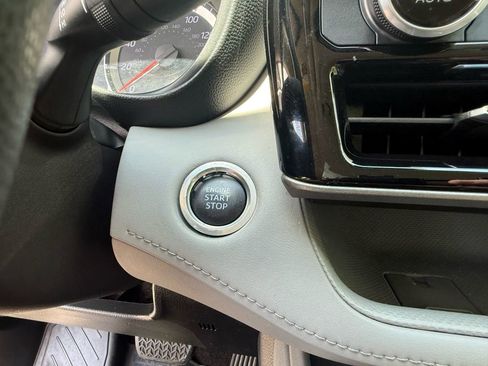 Used 2020 Toyota Highlander L FWD image 24