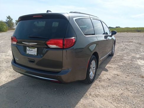Used 2017 Chrysler Pacifica Touring-L FWD image 14