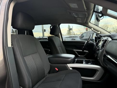 Used 2017 Nissan Titan SV image 11
