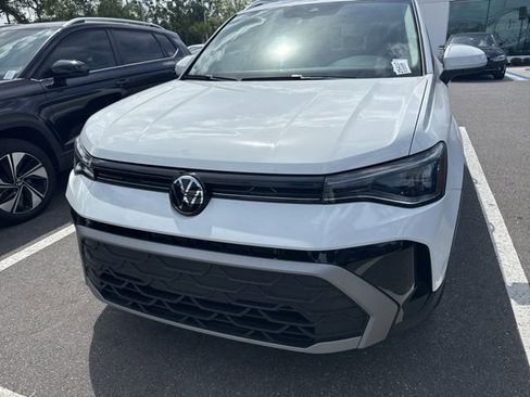 Used 2025 Volkswagen Taos SE w/ Panoramic Sunroof Package image 2
