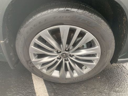 Used 2025 Toyota Highlander Platinum image 7