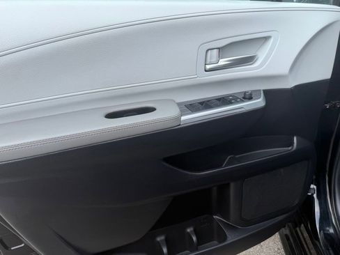 Used 2025 Toyota Sienna XLE FWD image 15
