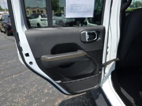 Used 2025 Jeep Wrangler Unlimited Sahara AWD/4WD image 32