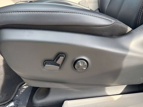 Used 2024 Chrysler Pacifica Touring-L FWD image 11