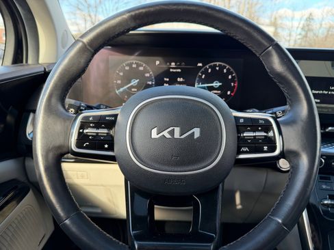 Used 2022 Kia Carnival SX Prestige image 13