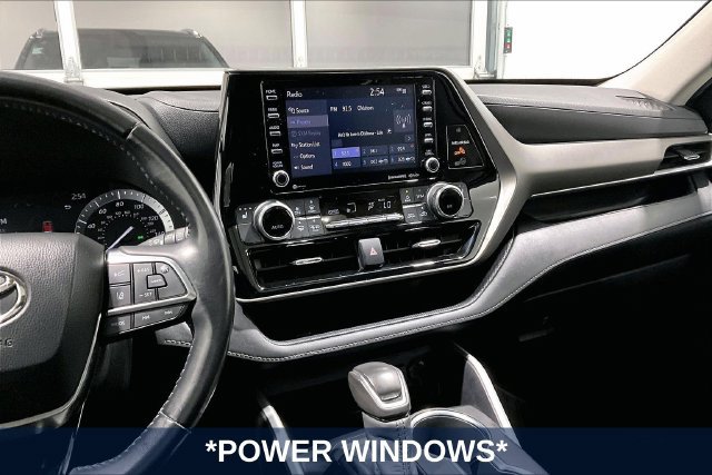 Used 2020 Toyota Highlander XLE AWD/4WD image 12
