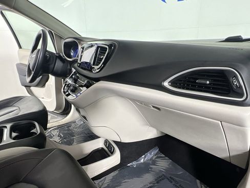 Used 2018 Chrysler Pacifica Touring-L w/ Premium Audio Group FWD image 30
