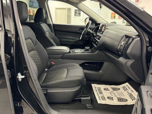 Used 2024 Nissan Pathfinder SV image 15