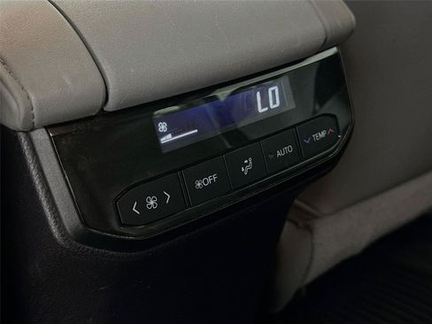 Used 2022 Toyota Highlander XLE AWD/4WD image 33