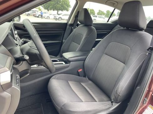 Used 2024 Nissan Altima 2.5 SV FWD image 24