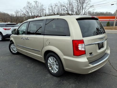 Used 2012 Chrysler Town & Country Limited w/ Luxury Group image 18