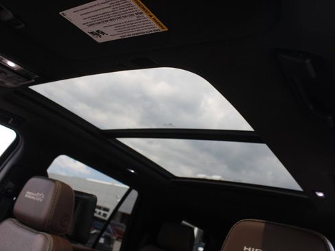 Used 2021 Chevrolet Tahoe High Country w/ Premium Package image 6