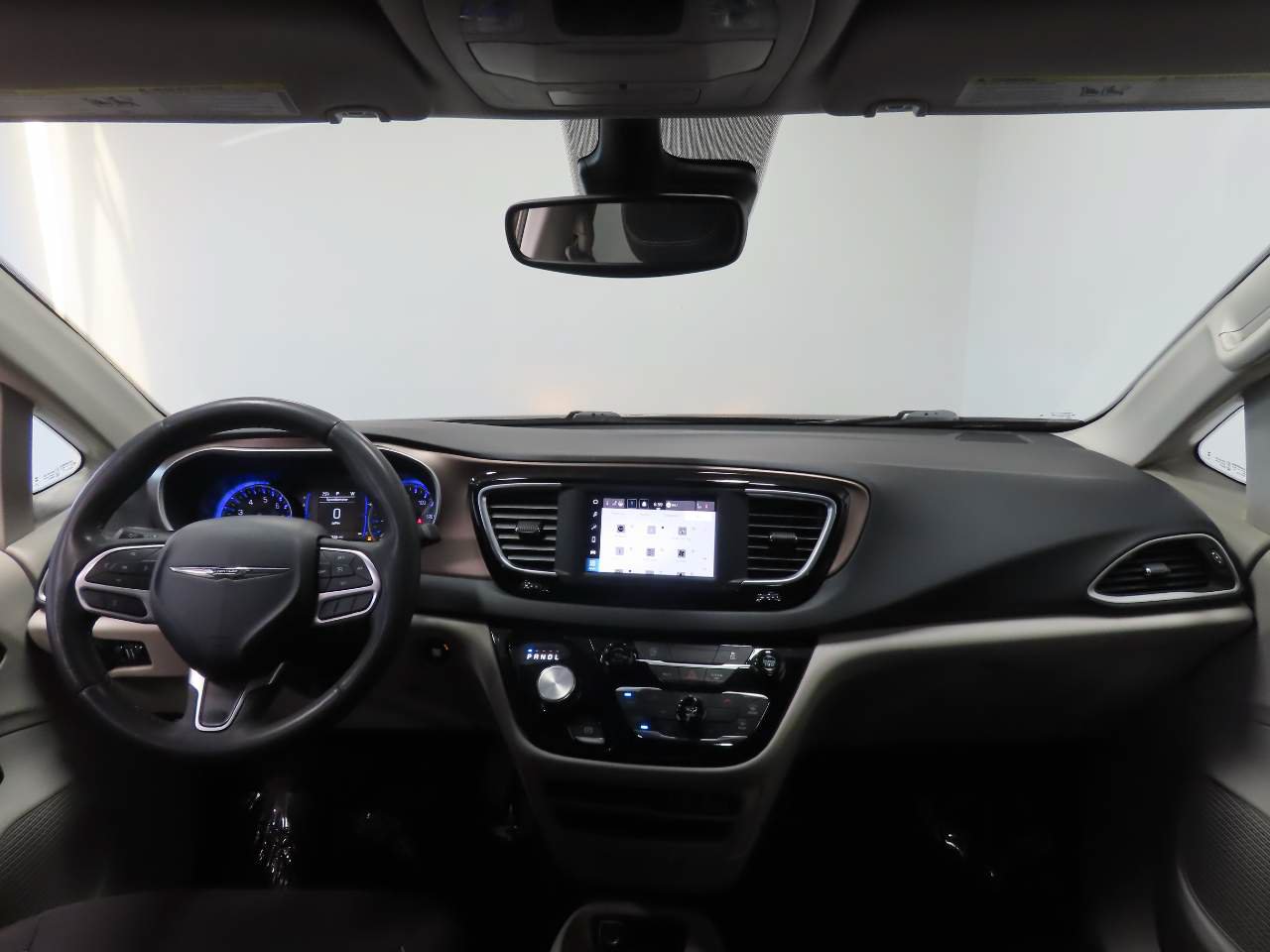 Used 2023 Chrysler Voyager LX FWD image 11