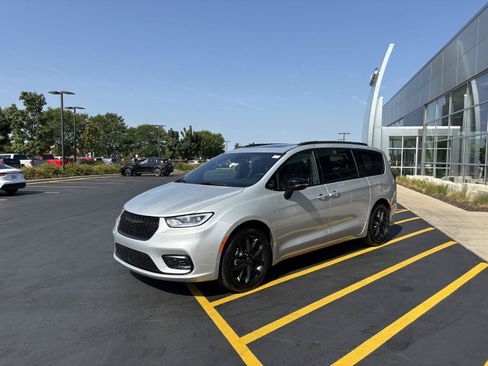 Used 2026 Chrysler Pacifica Limited w/ S Appearance Package FWD image 3
