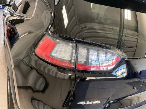 Used 2019 Jeep Cherokee Latitude Plus w/ Comfort/Convenience Group image 32