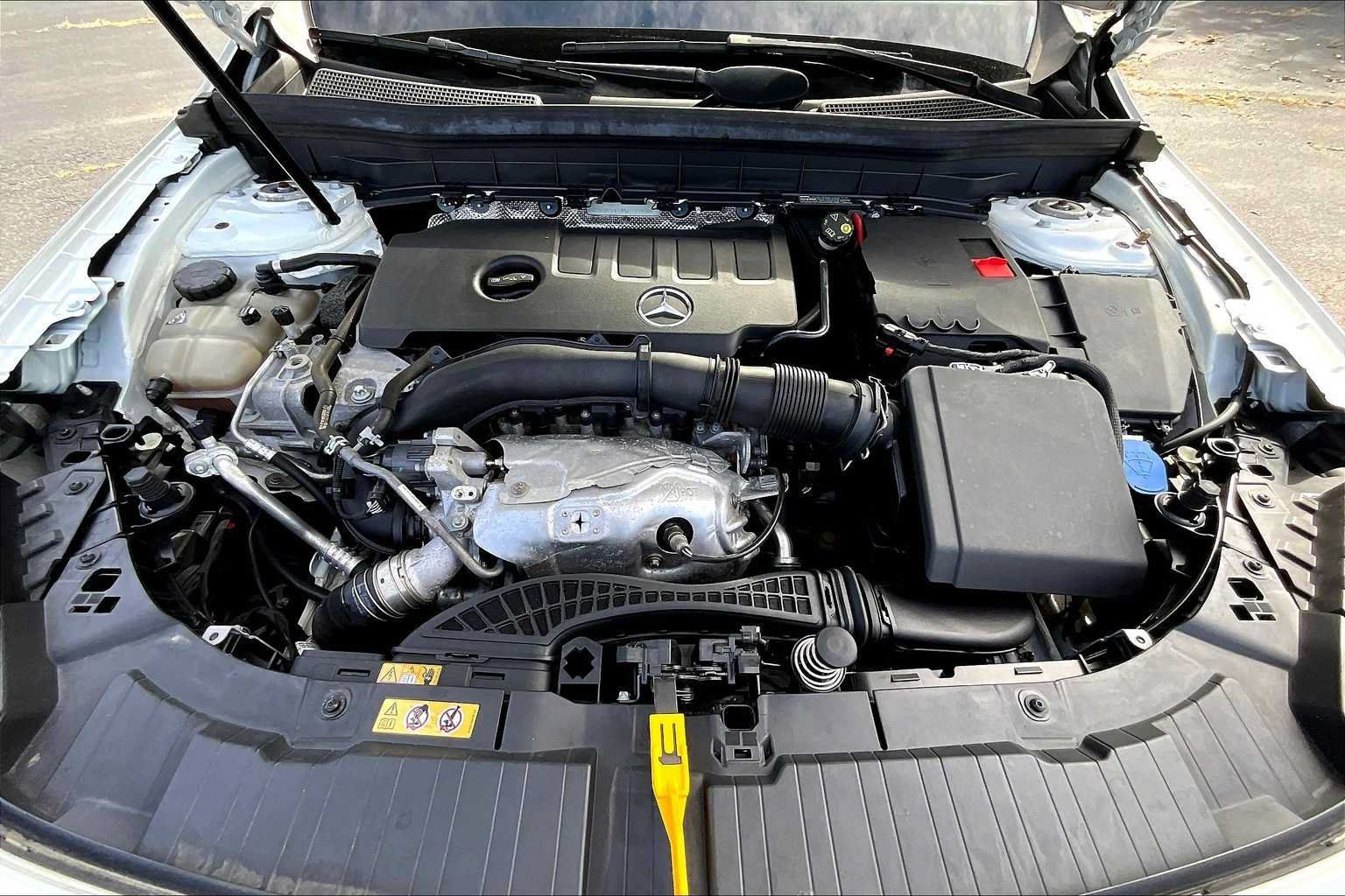 Used 2021 Mercedes-Benz GLB 250 4MATIC image 32