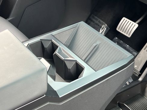 Used 2024 Tesla Cybertruck AWD Crew Cab image 31