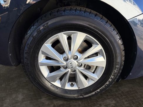 Used 2017 Kia Sedona LX w/ LX Essentials Premium Package image 34