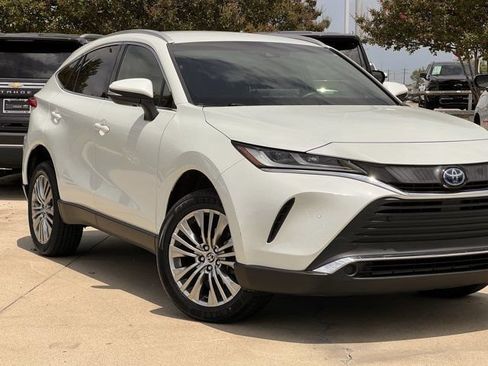 Used 2022 Toyota Venza XLE AWD/4WD image 3
