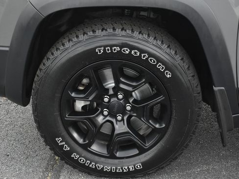 Used 2019 Jeep Cherokee Trailhawk w/ Comfort/Convenience Group AWD/4WD image 11
