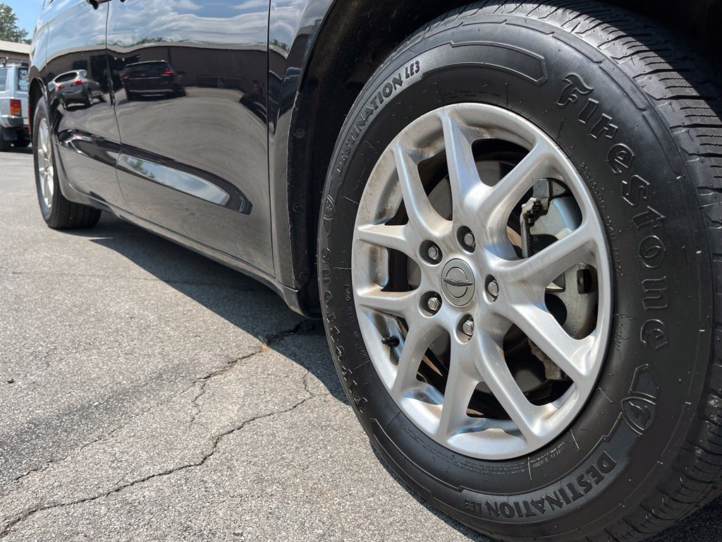Used 2024 Chrysler Pacifica Touring FWD image 13